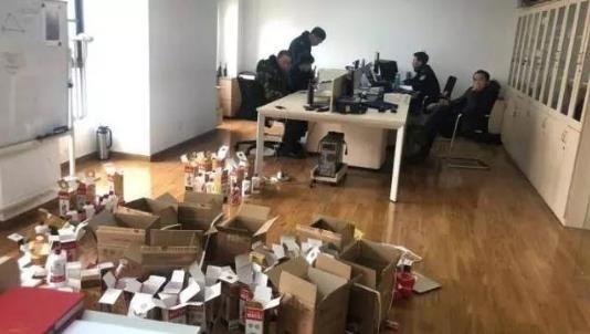 假酒!真瓶装假茅台骗术 嫌疑人借豪车卖货
